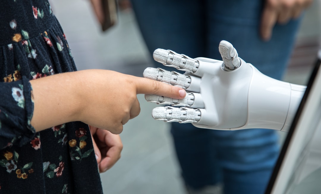 人間の手とAIロボットの手が触れ合う構図、人間中心のAIガバナンス原則を象徴する画像