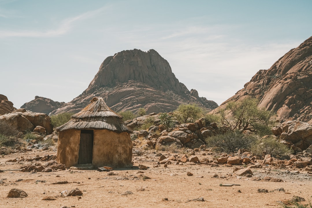 Bushveld Complexの鉱山地帯と南アフリカの政策立案を象徴するイメージ、資源戦略の盲点