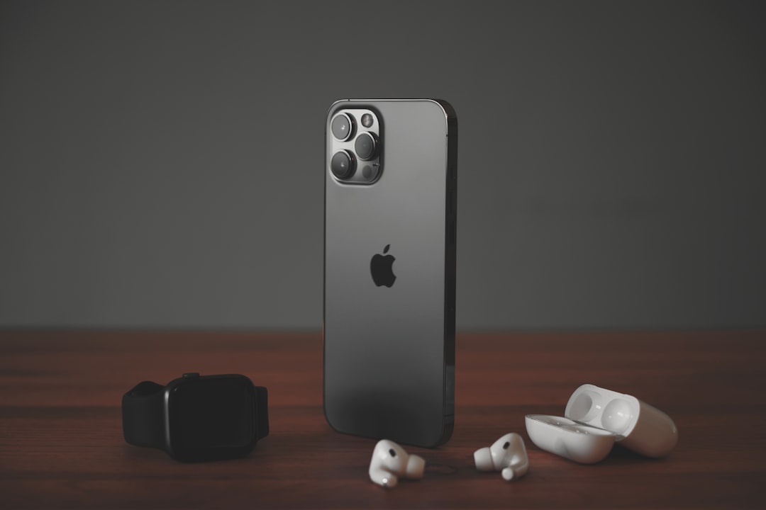 AppleのShortcutsアプリでAIを使った業務自動化ワークフローを設計するイメージ