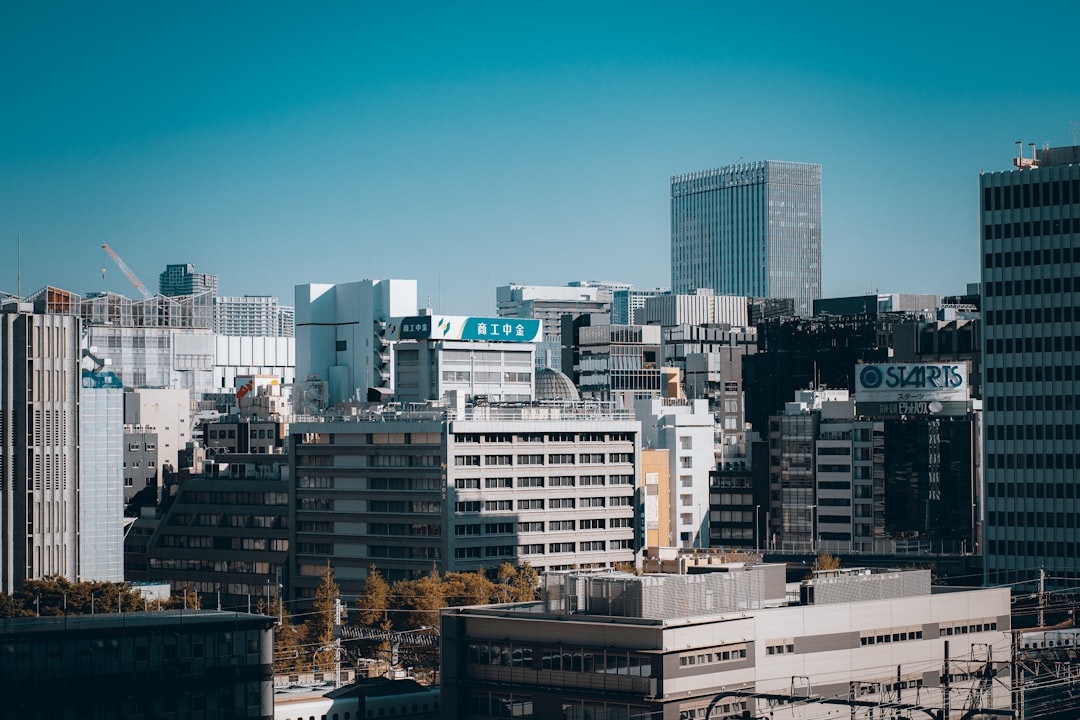 日本の営業・企画・財務分析職がAI自動化によって変化するホワイトカラー職業消滅のイメージ