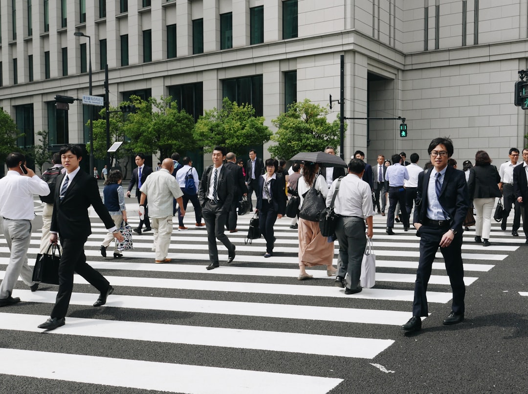 日本のオフィスで社員がデジタルツールを活用しながら業務課題に向き合う様子