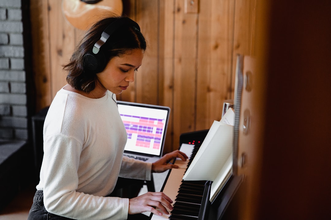 AIロイヤリティ制度の未来を示す音楽クリエイターとテクノロジーが共存するイメージ
