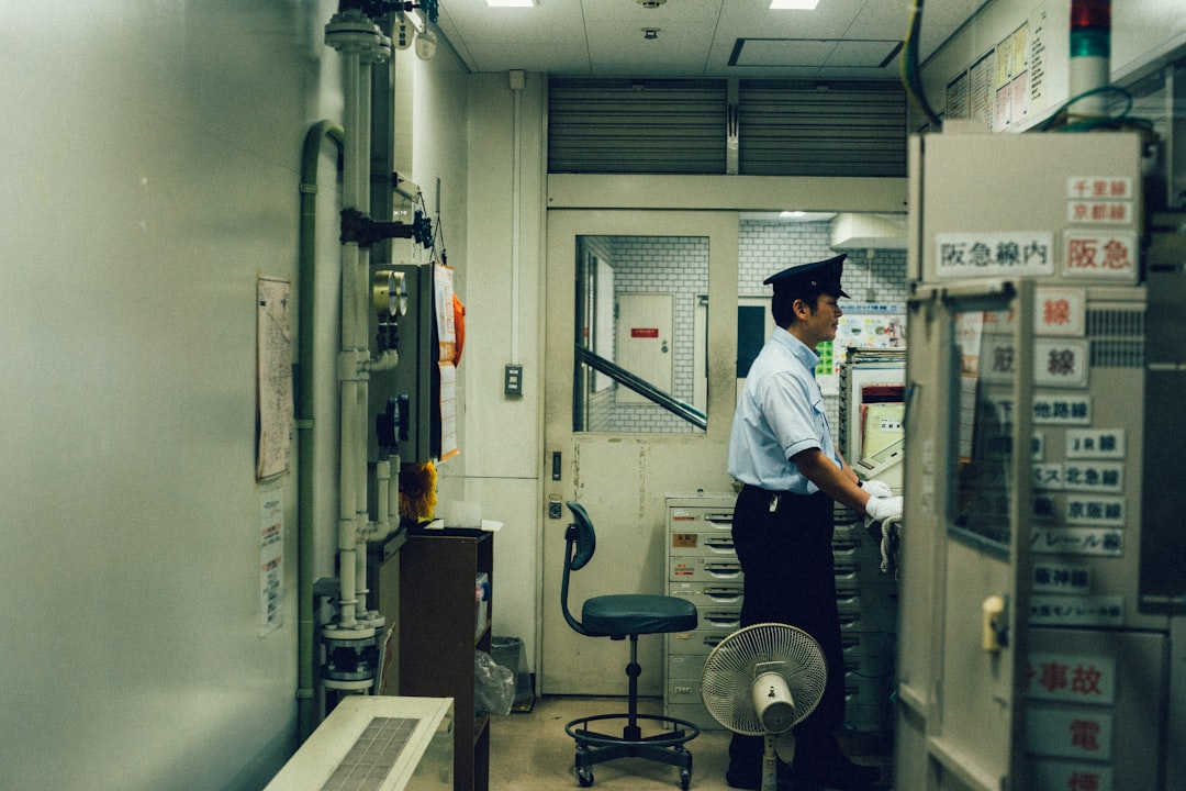 日本の精密製造技術と宇宙産業の融合、耐放射線半導体や熱制御素材の開発イメージ