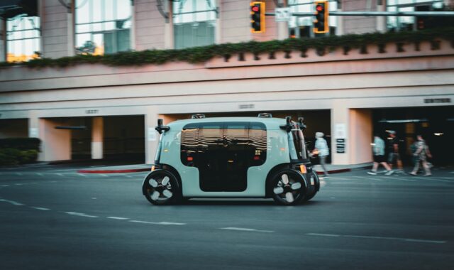 ロボタクシー充電スタンド企業が1,000万ドル調達──AIモビリティ投資の現場から見える次のチャンス
