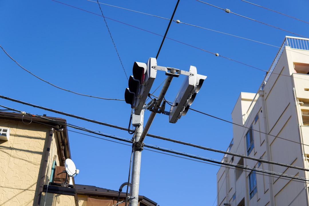日本の都市部に設置された防犯カメラ群、個人情報保護法の規制空白を示すイメージ
