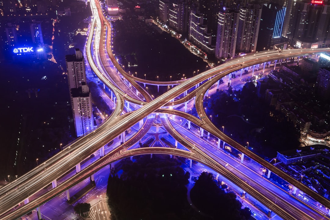 2035年のデジタル都市、AIと共存する近未来社会のイメージ