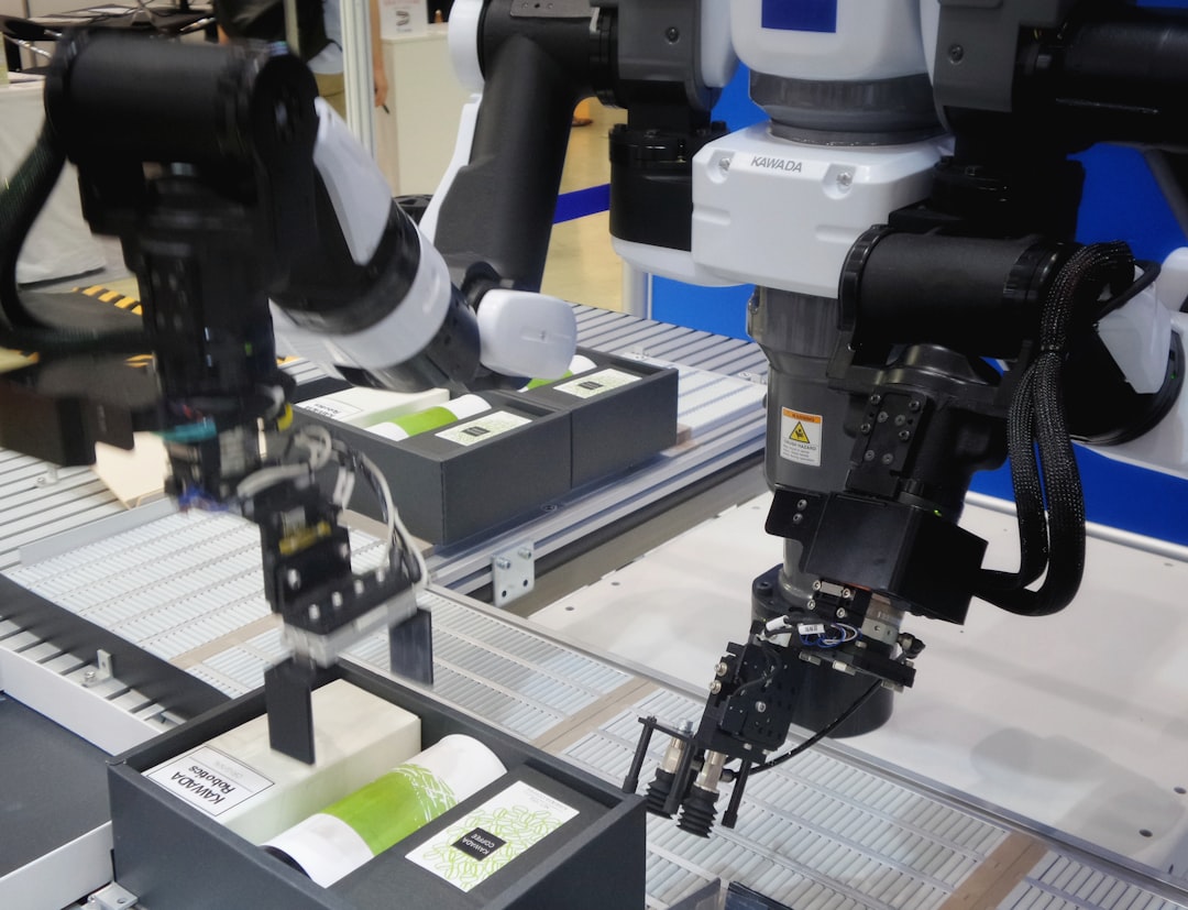 製造工場でAIロボットが品質検査を自動判定している現場、スマートファクトリーの実装事例