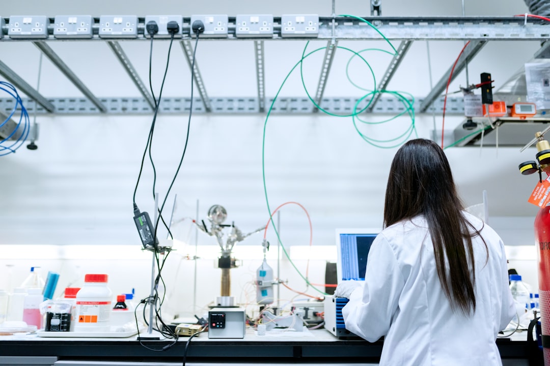 大学の研究室で認知科学とAIを融合させた研究を行う研究者の様子