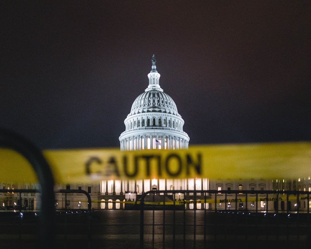 米国議会議事堂とAI規制政治の選挙戦、ニューヨーク12区の政治資金投下イメージ