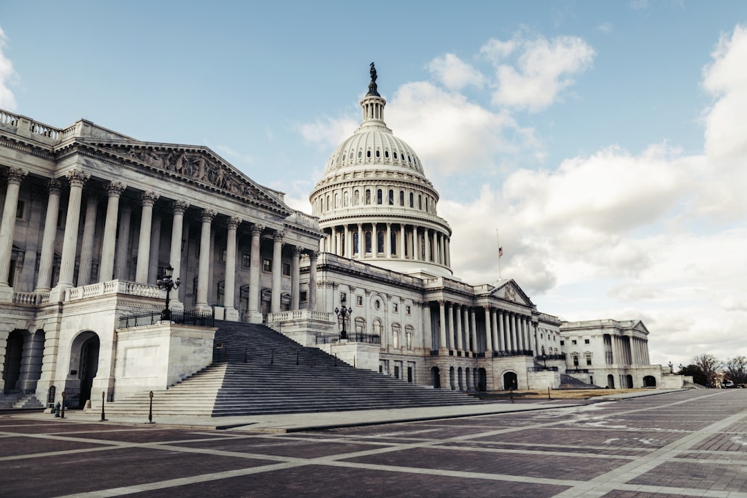 米国のAI企業と政府機関が連携する構造変化を示すデータセンターと国旗のイメージ