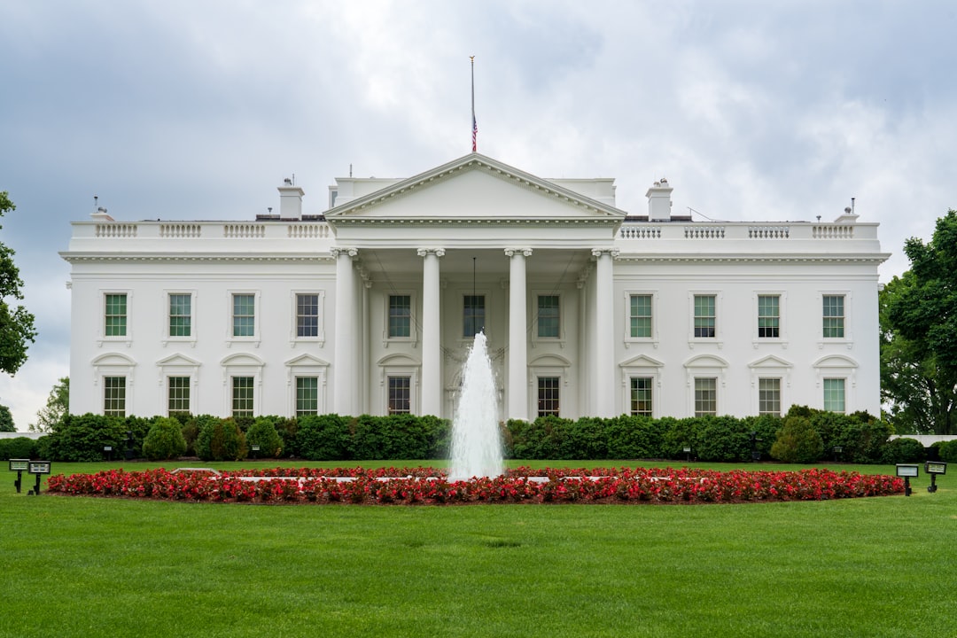 トランプ大統領がAI事前審査制度の大統領令に署名するホワイトハウスのイメージ
