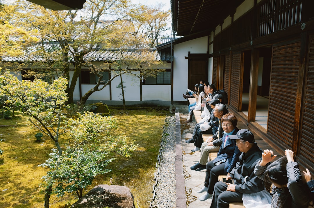 日本市場でのJVやライセンス展開を検討するビジネス会議の様子