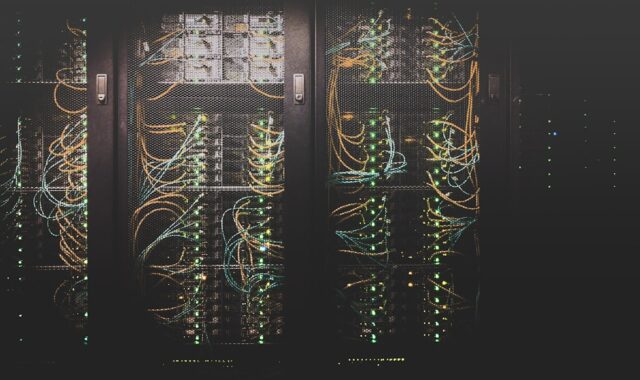 AIデータセンター急増で電力網が不安定化？規制当局・電力会社が迫られる新ルールと日本の論点