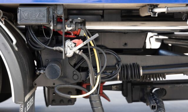 物流CO2を30％削減へ—“自走支援”セミトレーラーの商用試験と日本の長距離輸送が変わる現実解