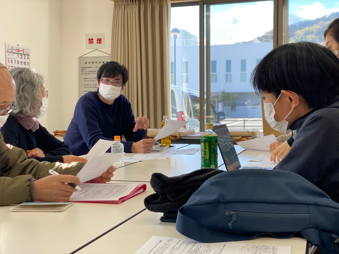 日本の入管・自治体でAI 年齢推定 規制を導入前に検討する会議風景