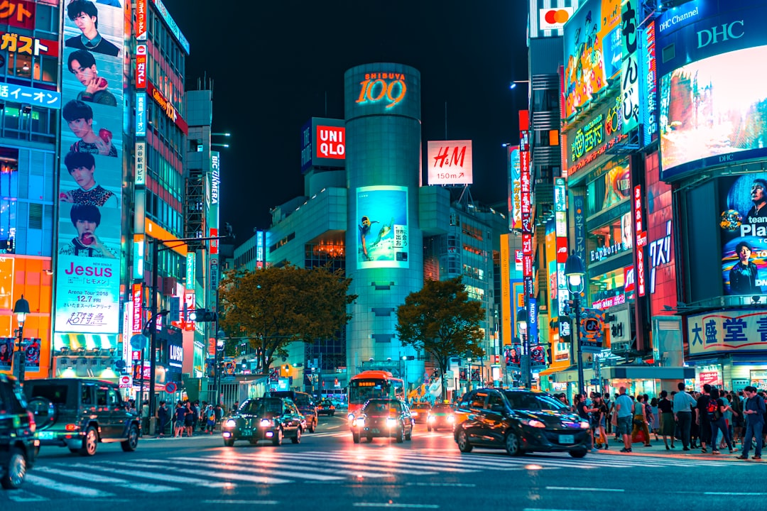 日本の保険と金融でAIを連携適用する提携モデルのイメージ図
