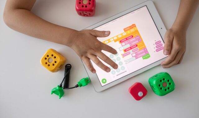 Edtech発「Vibe Coding」が約7億円調達—学習者生成AI×低年齢STEM、ユース市場の収益化モデルとは？