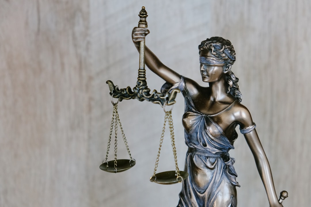 州法と連邦法のせめぎ合い、AI規制と表現の自由のバランスを示す天秤