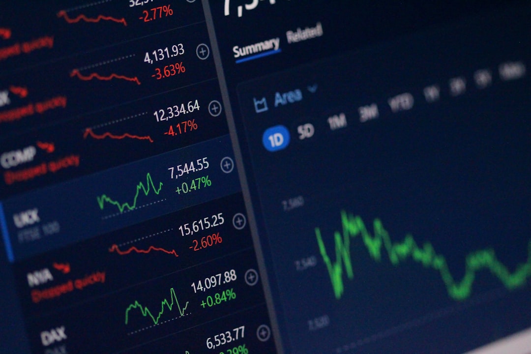 AI規制と市場動向の関係を示すグラフ画面。規制イベントが価格に与える影響のイメージ
