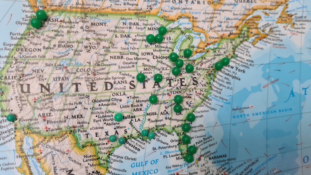 州規制が全米標準に波及する様子を示す地図と接続線のイメージ