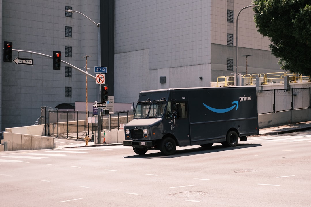 Gatik 資金調達の背景となる自動運転トラックとミドルマイル運行のイメージ
