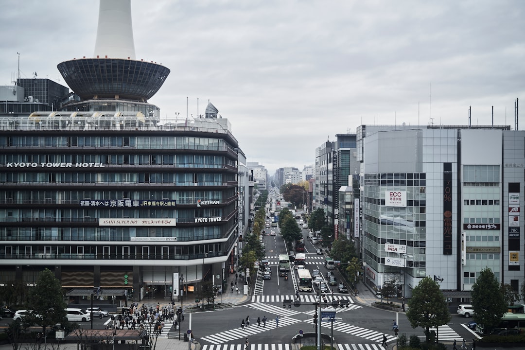 EU AI Actや日本の行政機関のガバナンス比較を示す法令と旗のイメージ
