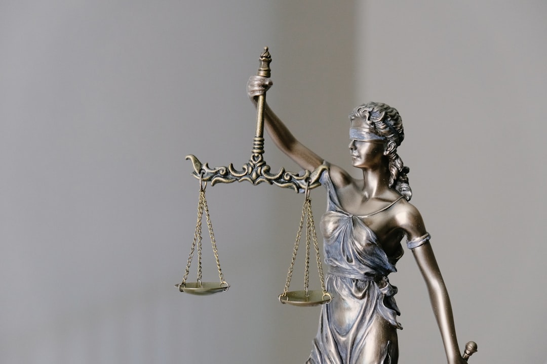 表現の自由とAIヌード化規制の均衡を法廷で議論するイメージ
