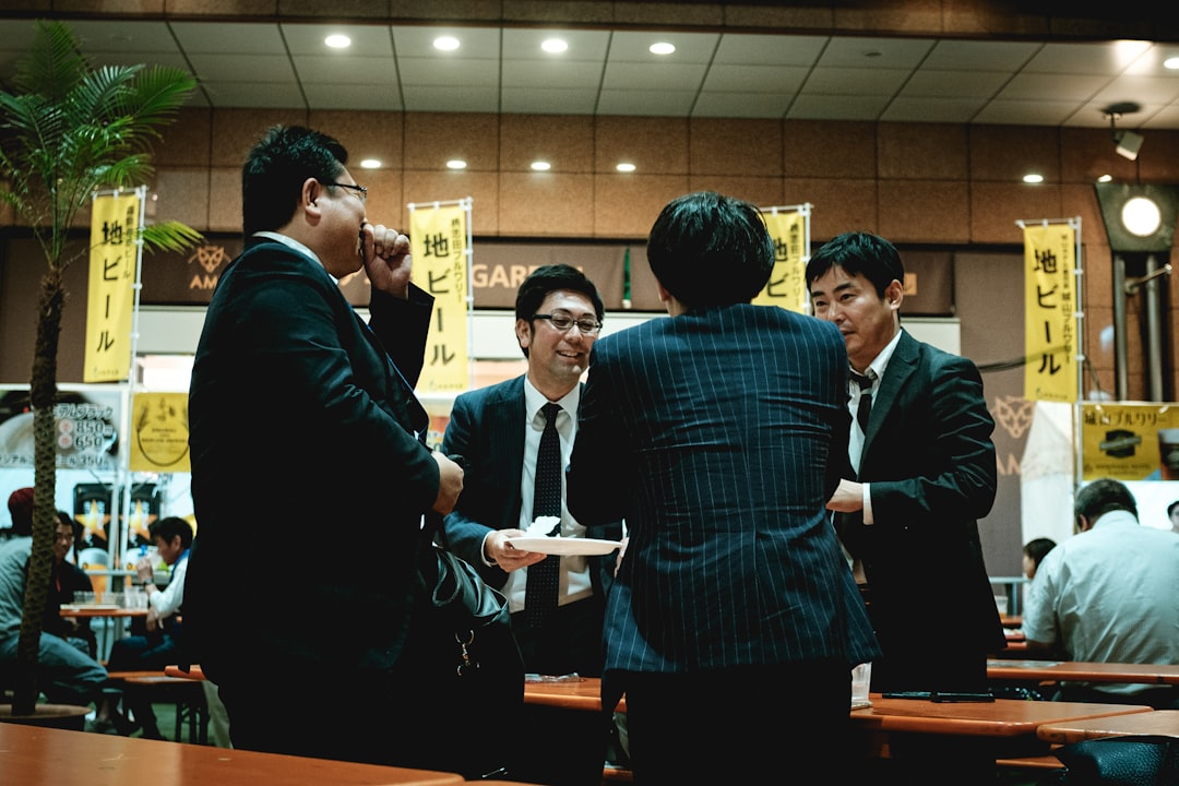 日本の投資家がポートフォリオ配分を見直す会議のイメージ