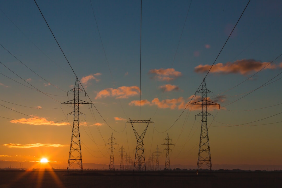 グリッドAIで電力需給ひっ迫に対応するための系統運用最適化の概念図を想起させる