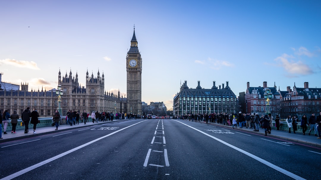 英国のAIブートキャンプ政策の全体像を示すイラスト。若年層の就業支援に焦点。