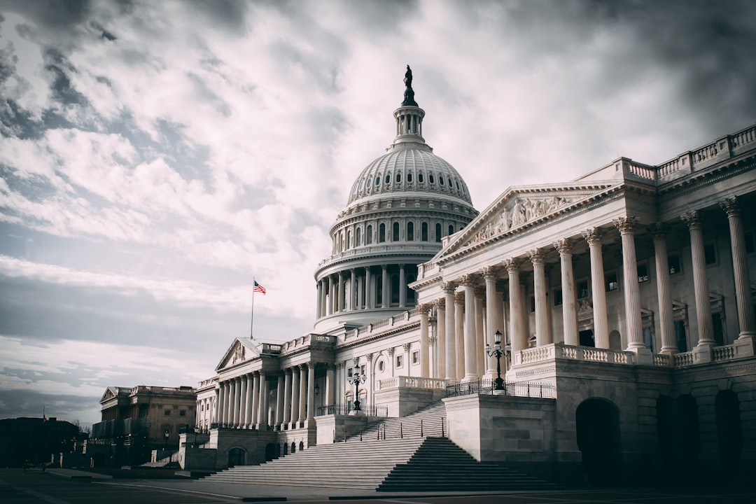 米議会における生成AIとChatGPTの公務利用の様子を象徴する議事堂とノートPCのイメージ