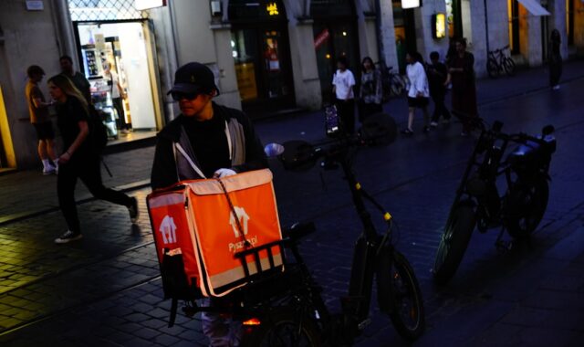 配達員の賃金がAIで下落？ギグ経済の“ブラックボックス賃金”問題と日本の労務・調達は何が変わる