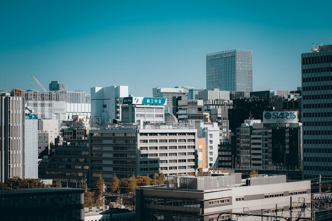 日本のゲーム企業がAIツールとエージェントを導入する会議の様子のイメージ