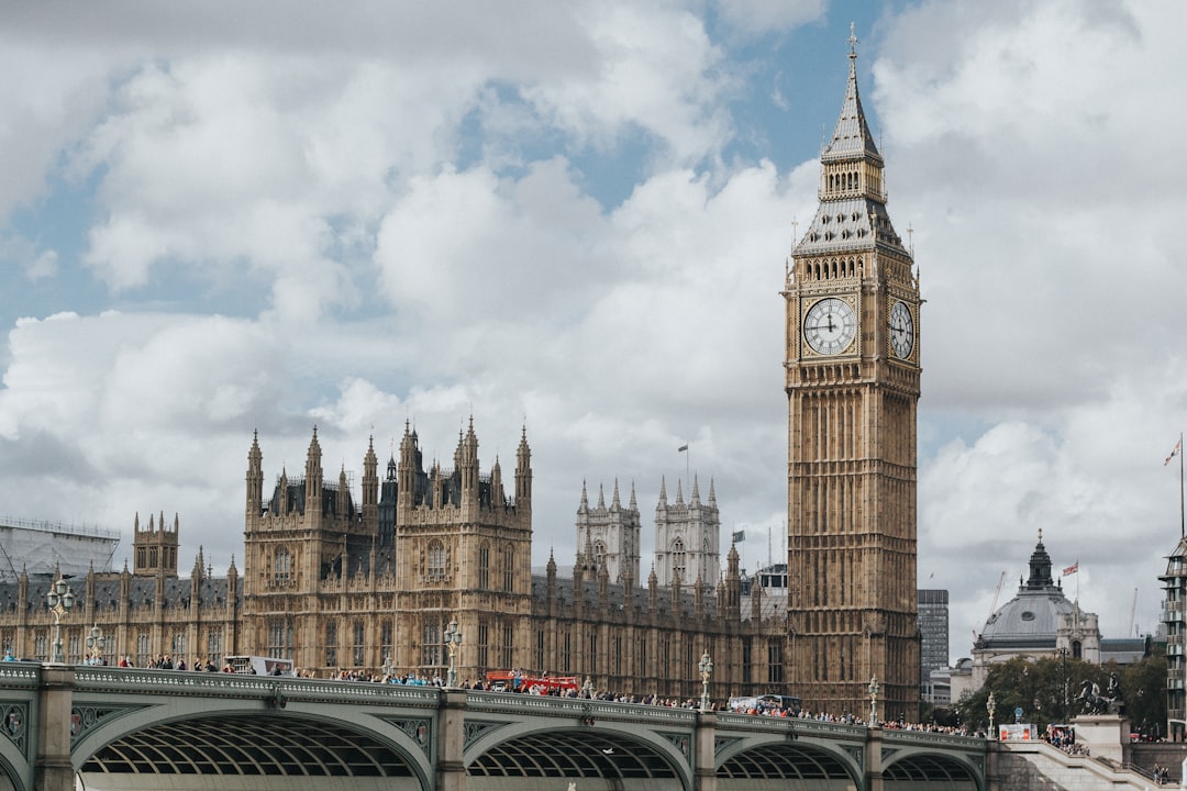 英国のAI安全法と事前審査の議論を象徴する政府庁舎と規制文書のイメージ