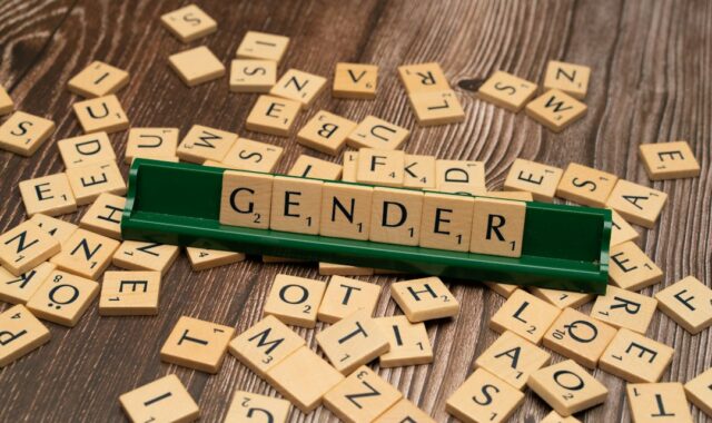 AI雇用の男女格差が拡大中—女性は高リスク職に偏在、生成AI時代の“取り残されない”実践戦略10項
