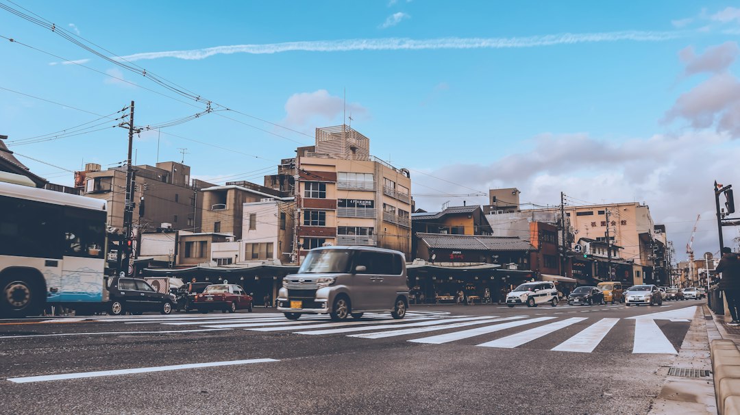 AI監視規制の観点で日本のナンバー読取とプライバシー配慮を示す都市交通の写真
