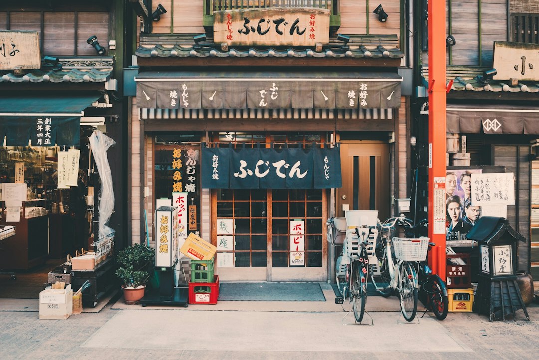 日本の個人情報保護と消費者保護の制度とAI規制の比較を示すイメージ